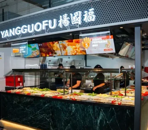 Asiatischer Imbiss „Yangguofu“ in der Markthalle im Königshof Essen mit frischen Zutaten an der Theke.