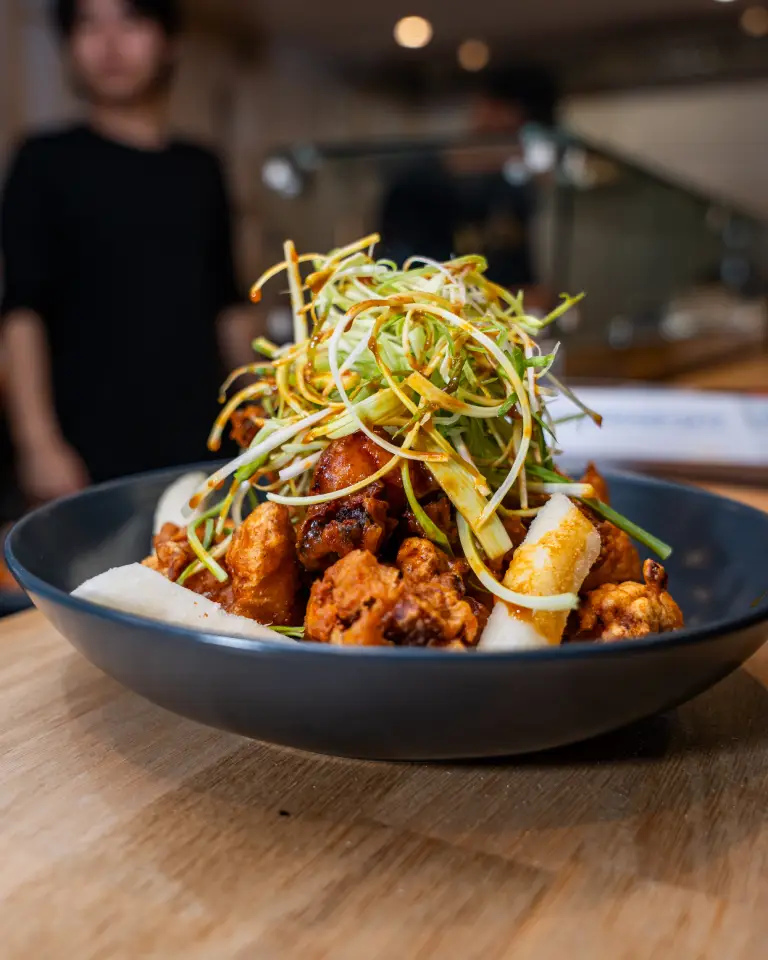 Frisches Gericht mit knusprigem Hähnchen und Gemüse in der Markthalle im Königshof Essen.