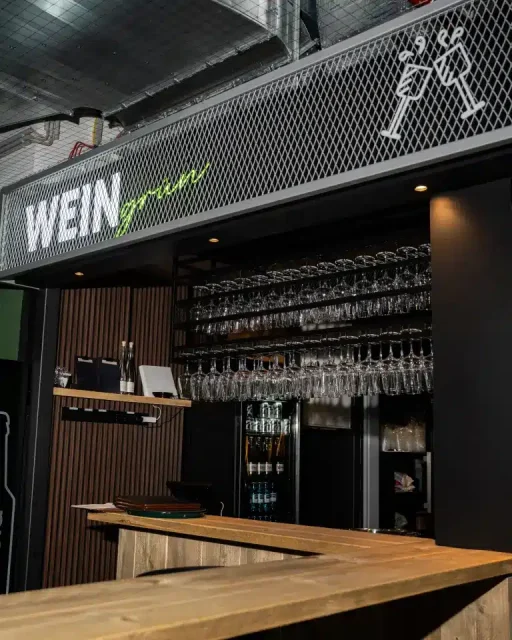 Weinbar in der Markthalle im Königshof Essen mit Gläsern und moderner Theke.